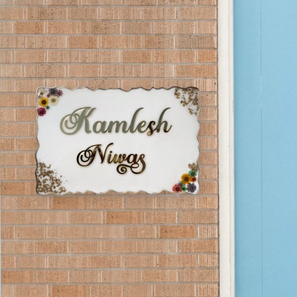 Stylish Resin Coating White Nameplate with Pressed Flowers and Flakes 3