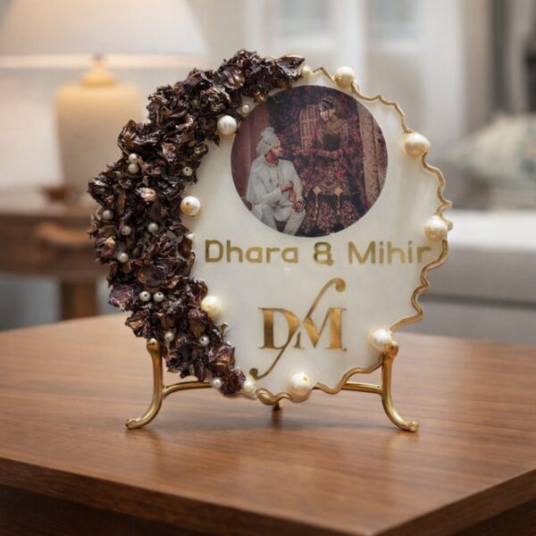 Moon Shaped Rose Decorated Resin Anniversery Gift for Couple